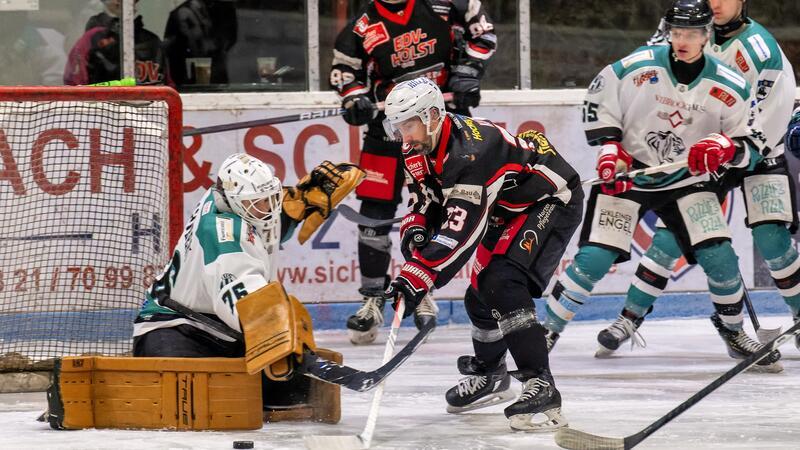 Koziol schießt Harzer Falken ins Finale Christoph Koziol rettet die Harzer Falken mit seinem Treffer zwei Sekunden vor dem Ende der regulären Spielzeit erst in die Verlängerung, in der er dann den Siegtreffer markiert.