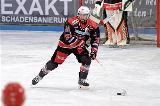 Christoph Koziol trifft in der Nachspielzeit und sorgt damit durch seinen zweiten Treffer für den Sieg der Falken in Sande. Foto: Drechsler