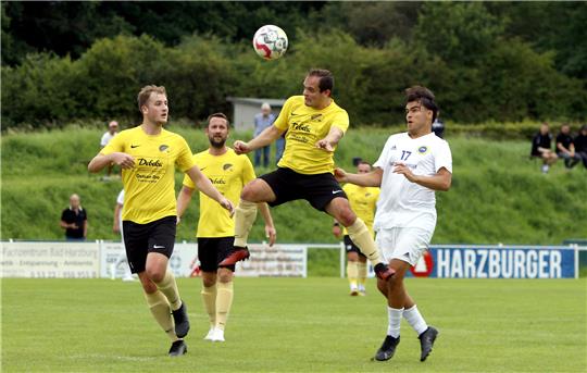 Christoph Kurs (Mi.) vom SV Rammelsberg klärt in höchster Not vor dem Bad Harzburger Filipe Almeida Menke.  