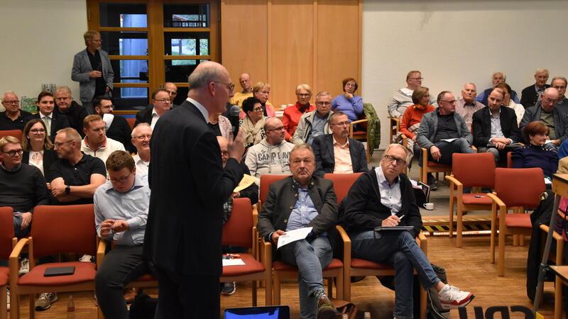 Vorsitzender Ralph Bogisch behauptet sich gegen Axel Bender Christoph Plett, der Vorsitzende des CDU-Landesverbandes Braunschweig, wendet sich an die Teilnehmer des Kreisparteitages in Altenau. Mit Blick auf die anstehende Kampfkandidatur um den Kreisvorsitz lobt er Amtsinhaber Ralph Bogisch.