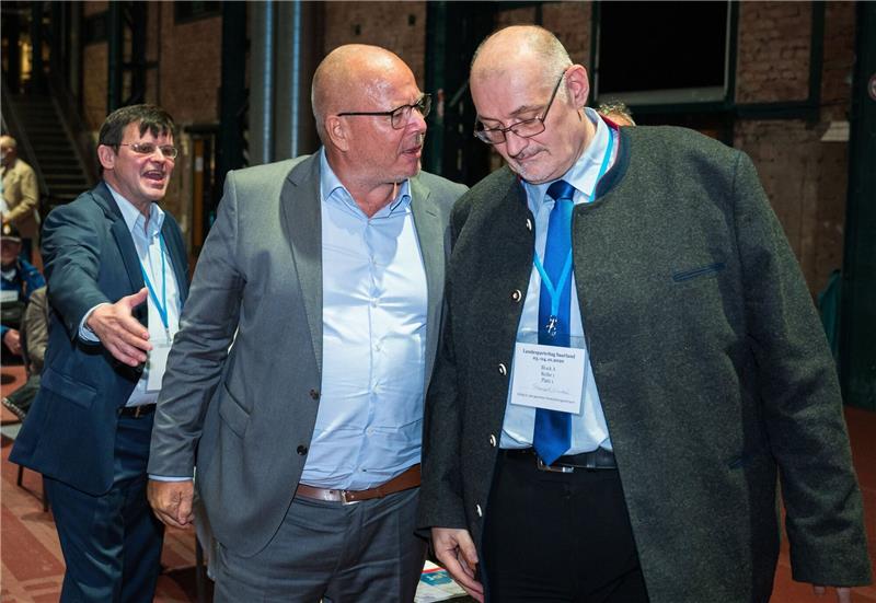 AfD-Politiker aus Kirchengremium entlassen Christoph Schaufert (r.) im Gespräch mit einem Parteikollegen (Archivbild).