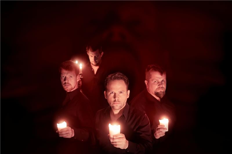 Literaturfest in Salzgitter-Bad: Morden, Reisen und Blutsaugen Christoph Tiemann und das Theater ex libris präsentieren Dracula von Bram Stoker als Live-Hörspiel in der Kniestedter Kirche. Foto: Veranstalter