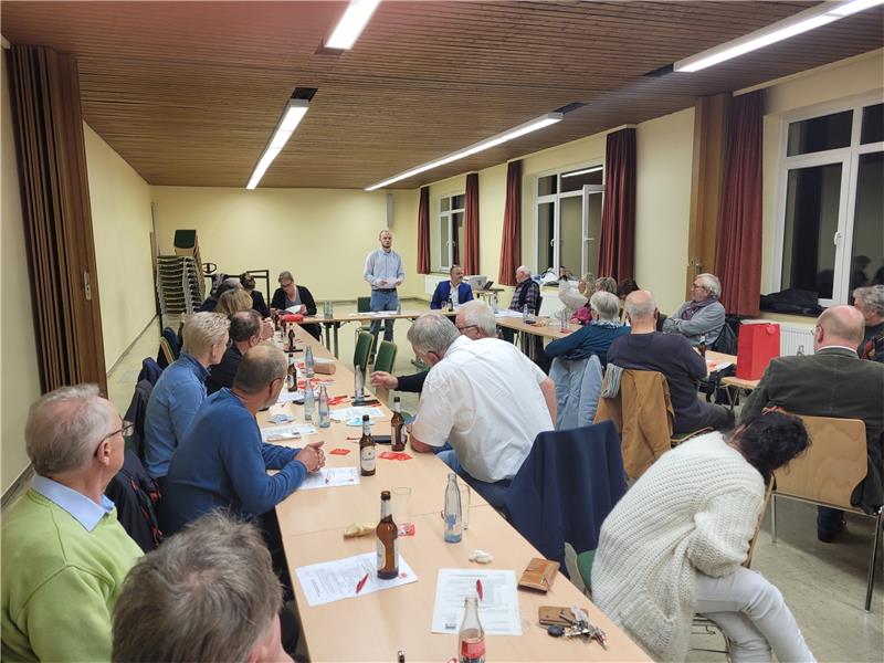 Christoph Willeke (Mitte) hält eine Antrittsrede. Während der Jahreshauptversammlung der Bad Harzburger SPD stehen nicht nur die Wahl des Vorstands, sondern auch Ehrungen der ehemaligen Ratsmitglieder Wilhelm Baumgarten, Udo Raders, Christos Georgiadis und Wolfgang Kullig auf der Tagesordnung. Foto: Exner