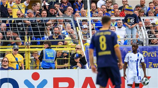 Christopher Antwi-Adjei (r, FC Schalke 04) steht bei einem Einwurf. Der Spieler gab nach dem Spiel an, dabei rassistisch beleidigt worden zu sein.