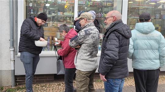 Christopher Fuhrmann (SPD) ist eines von vielen Ratsmitgliedern, die auf der Roe die Schweinchen verkaufen.