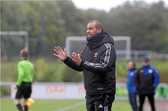 Christopher Kolm gibt seinen Spielern an der Seitenlinie des TSV Lochtum Anweisungen, wenn er nicht selbst auf dem Feld steht. Foto: Gietemann
