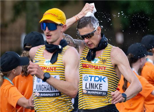 Christopher Linke (r) und Karl Junghannß belegten bei der WM über die 35 Kilometer Gehen die Plätze fünf und neun.