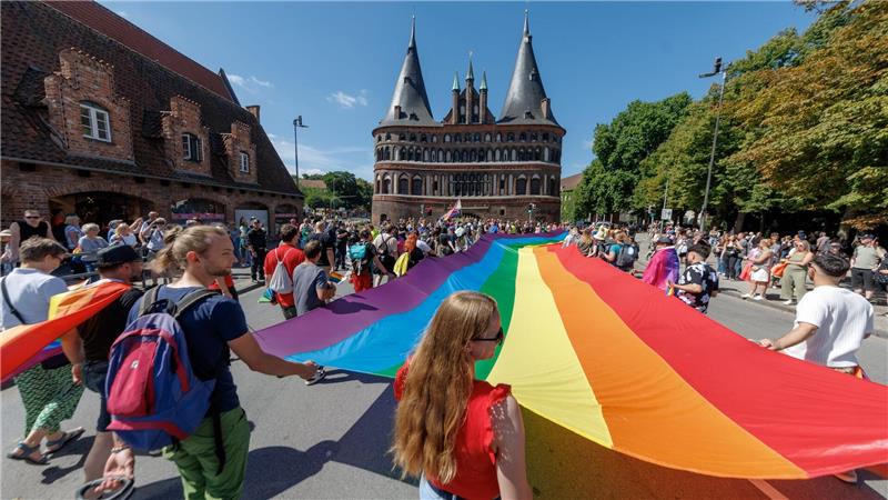 Bilder des Tages Christopher Street Day in Lübeck
