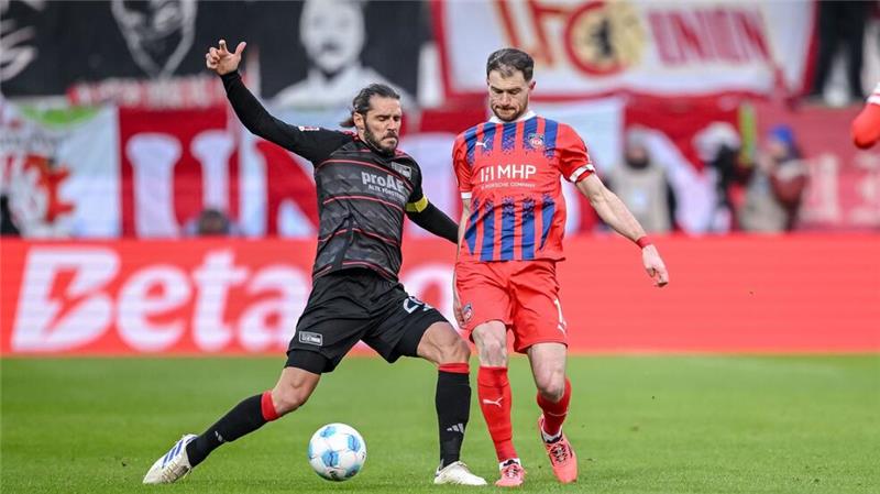 Heidenheim vermasselt Baumgart das Debüt als Union-Coach Christopher Trimmel im Zweikampf mit FCH-Neuzugang Budu Siwsiwadse.