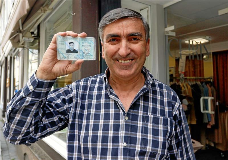 Christos Triantafyllidis wollte mit seinem Pass ein Paket am Postschalter abholen. Doch die Herausgabe wurde ihm verweigert. Foto: Epping