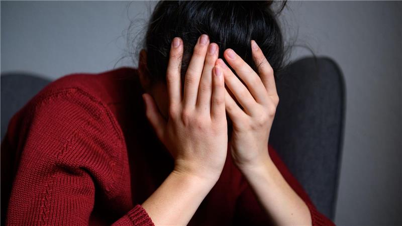 Chronischer Stress erhöht das Risiko für Rückenschmerzen deutlich. (Symbolbild)