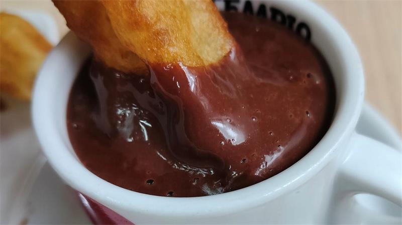 So frühstückt die Welt – ganz ohne Ernährungs-Hypes Churros con Chocolate helfen auch nach einer langen Partynacht.