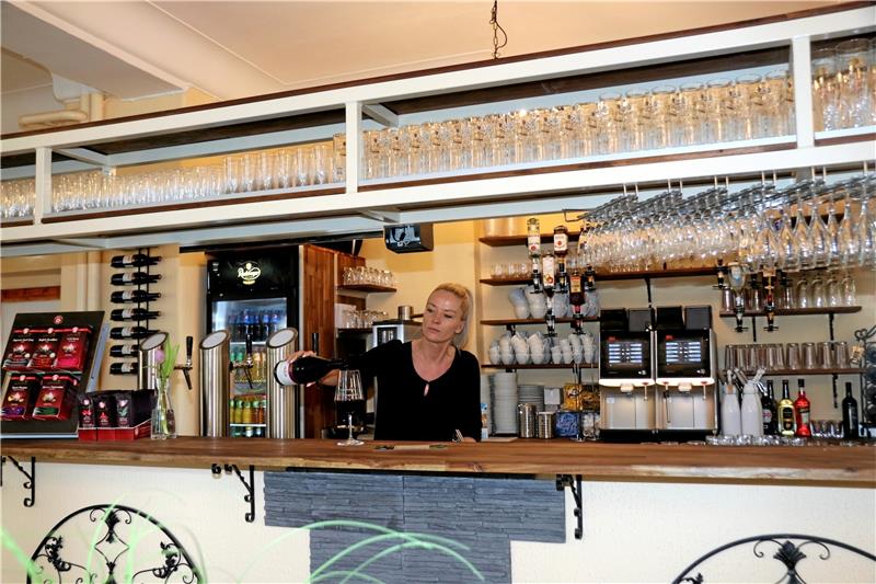 Cindy Schmidt wird sich um die Belange der Gäste kümmern (Foto oben). Elfriede Hankel malte das Patrizierhaus von außen (Foto links).  Fotos: Sowa