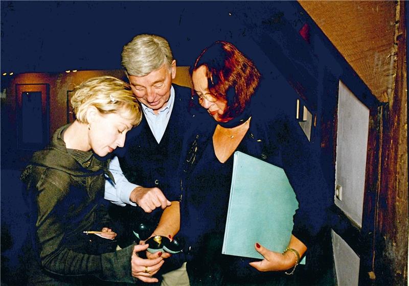 Kaiserring-Stifter Peter Schenning zum 100. Geburtstag Cindy Sherman (li.) begutachtet den Kaiserring. Peter Schenning und Inge Langner waren lange Jahre ein ebenso streitbares wie unschlagbares Doppel.