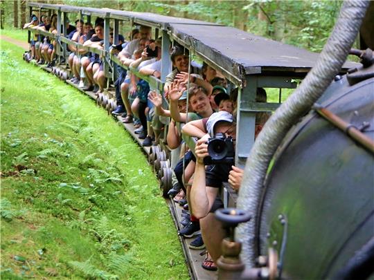 Circa 250 Fahrgäste nehmen an den Sonderfahrten mit der Dampflok teil, Ziel ist der Otti-Schacht. Foto: Jung