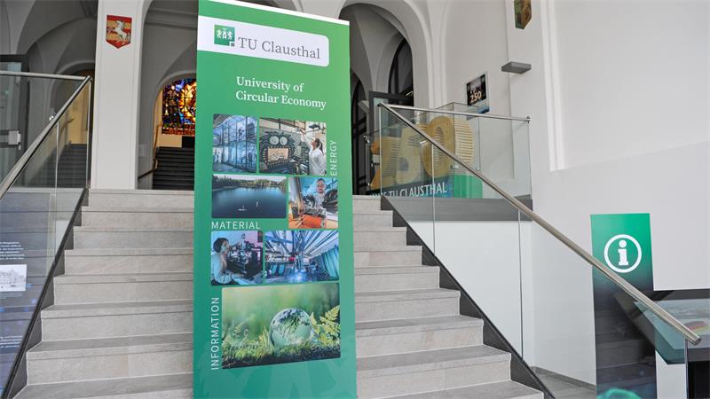 Ein Banner der TU Clausthal, auf dem diese für Circular Economy wirbt.