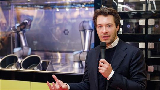 Circus-Gründer Bullwinkel spricht bei der Vorstellung des Kochroboters CA-1 in einem Rewe-Markt. (Archivbild) 