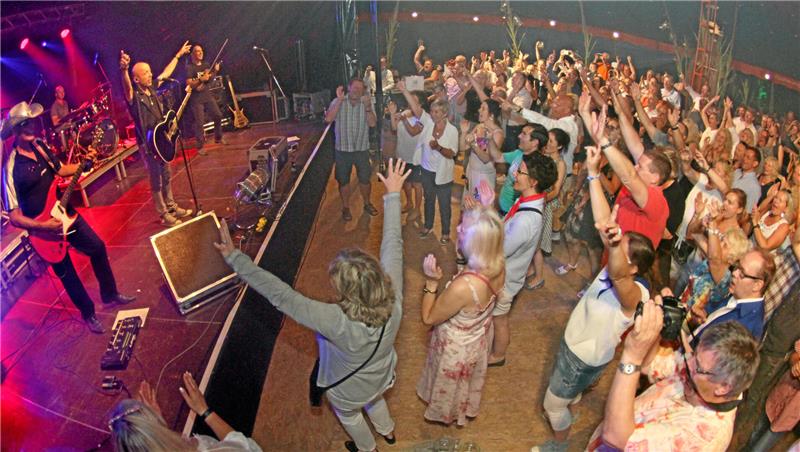 City im Zirkuszelt: Die Band, zu DDR-Zeiten eine Legende, legt zu Heiko Ratajs 50. Geburtstag im Zirkuszelt an der Harz-Lodge einen starken Auftritt hin.