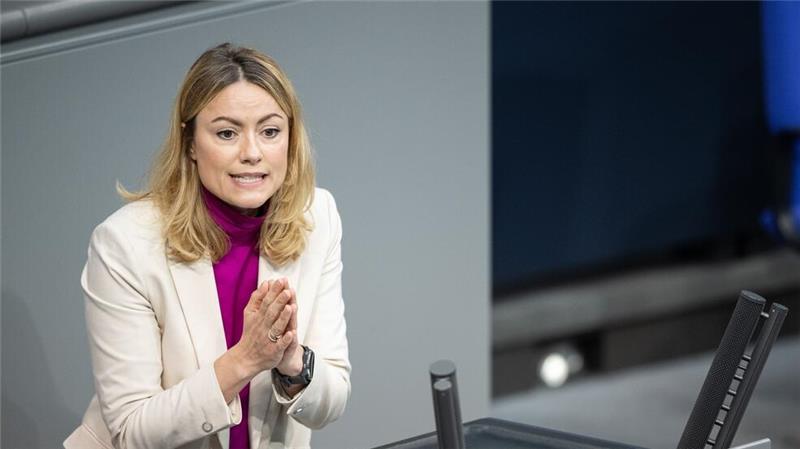 Deutschland schiebt häufiger in die Türkei und den Irak ab Clara Bünger, Bundestagsabgeordnete der Gruppe Die Linke, kritisiert: „Die Zahl der Abschiebungen steigt immer weiter an, obwohl die Zahl der Ausreisepflichtigen sinkt.“