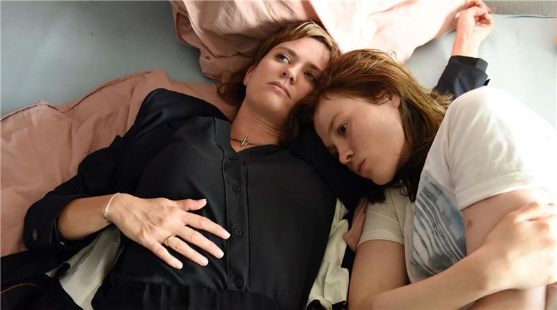 Brisante neue ARD-Serie „37 Sekunden” Clara (Emily Cox) und Leonie (Paula Kober) in einer Szene der ersten Folge der ARD-Dramaserie «37 Sekunden».