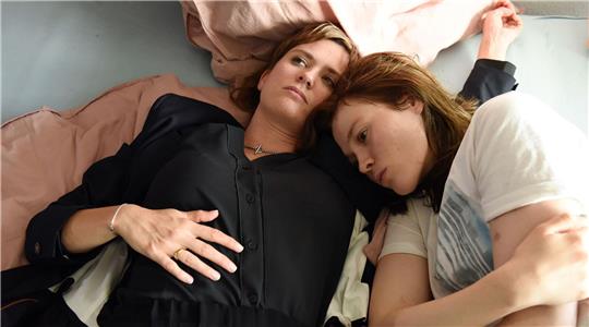Clara (Emily Cox) und Leonie (Paula Kober) in einer Szene der ersten Folge der ARD-Dramaserie «37 Sekunden».
