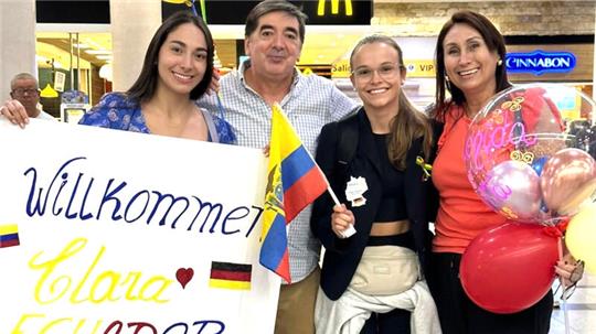 Clara Homann mit ihrer Gastfamilie in Ecuador.