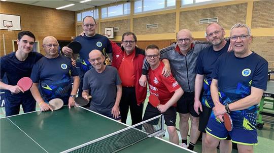 Claude Bonhomme, Präsident des Tischtennisclubs Jarville (M.), plant einen Gegenbesuch der Harzburger Freunde in Frankreich fest ein. 