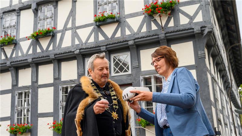 Claudia Filpe und Stadtführer Jürgen Fischer begutachten die Technik vor dem Alten Rathaus.