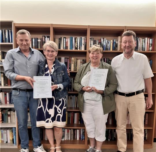 Claudia Fischer und Peter Heine freuen sich über den 2. Platz im Ortsverschönerungswettbewerb. Margret Bauerochse konnte sich als Siegerin mit Ortsbürgermeister Burkhard Pahl über 200 Euro für ihr gepflegtes Haus und Grundstück freuen. Foto: Privat