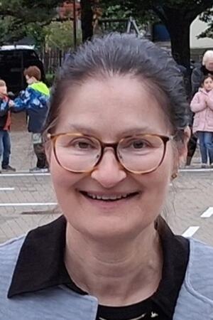 Kohl und Busse rauchen im Goslarer Schulstreit die Friedenspfeife Eine Frau mit Brille lächelt in die Kamera.