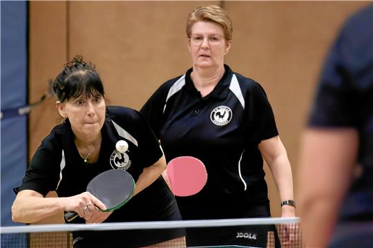 Claudia Pawellek blickt konzentriert auf den Ball. Im Einzel punktet sie für die Tischtennis-Damen des SV Hahndorf. Das Doppel mit Manuela Stegemann (r.) verliert sie gegen das Duo des TSV Schöppenstedt. Foto: Drechsler