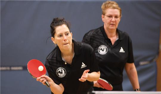Claudia Pawellek (l.) gewinnt zwei Einzel und zusammen mit Manuela Stegemann ein Doppel. Weitere Punkte springen für den SV Hahndorf im Heimspiel gegen den TSV Schöppenstedt nicht heraus.