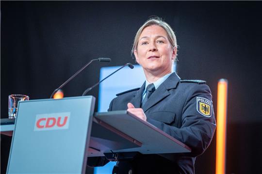 Claudia Pechstein, Olympiasiegerin im Eissschnelllauf, spricht in ihrer Uniform als Bundespolizistin beim CDU-Grundsatzkonvent.
