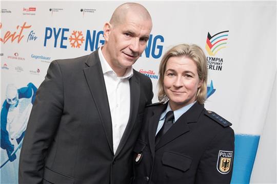 Claudia Pechstein (r), Eisschnellläuferin, und ihr Lebensgefährte Matthias Große bei einer Pressekonferenz.