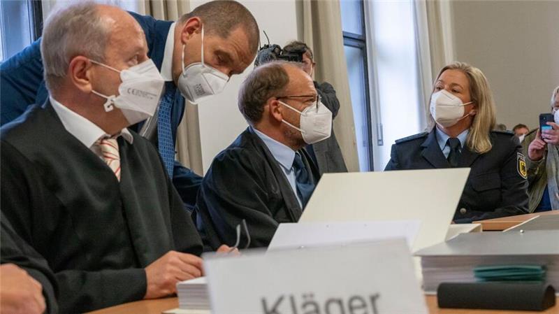 Pechsteins Justiz-Marathon geht weiter - Vergleich möglich Claudia Pechstein sitzt mit ihren Anwälten im Gerichtssaal.