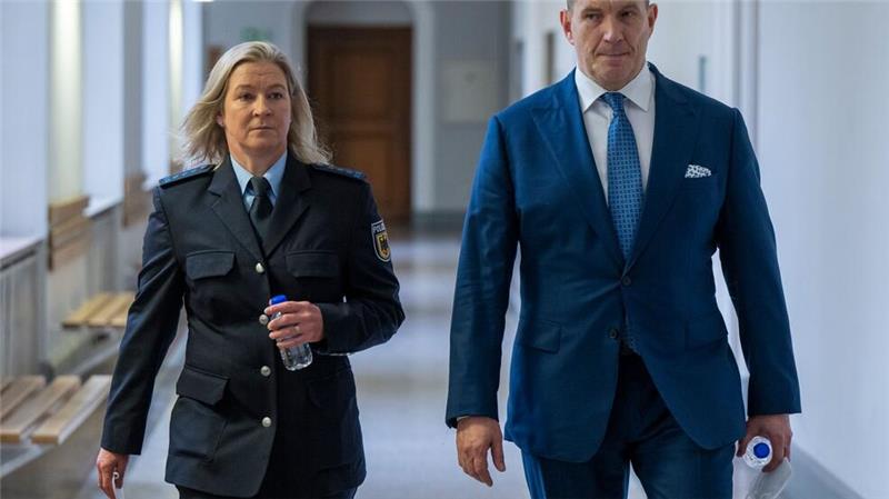 Pechsteins Justiz-Marathon geht weiter - Vergleich möglich Claudia Pechstein und ihr Lebensgefährte Matthias Große auf dem Weg zum Gerichtssaal.