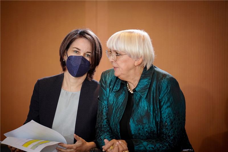 Claudia Roth und Annalena Baerbock nehmen an der Sitzung des Bundeskabinetts im Bundeskanzleramt teil.