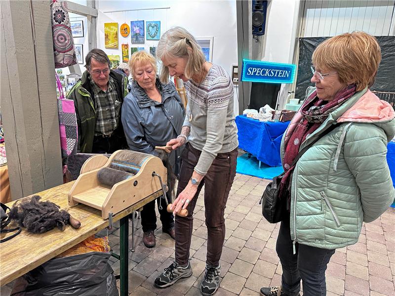 Claudia Thiesen zeigt, wie man Wolle spinnt.
