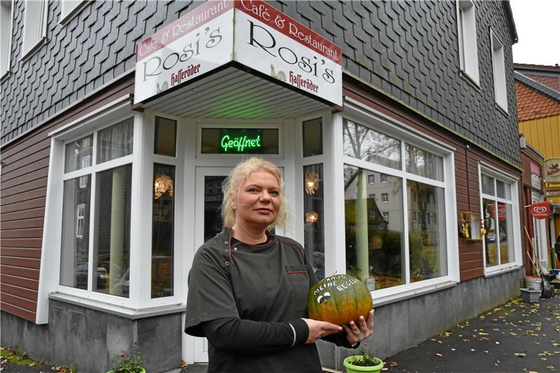 „Rosi‘s Kaffeeklatsch“ in Clausthal-Zellerfeld schließt Claudia Warnecke vor ihrem Café und Restaurant. In der Hand hält sie ein Abschiedsgeschenk von Kunden, einen Kürbis. Foto: Berg