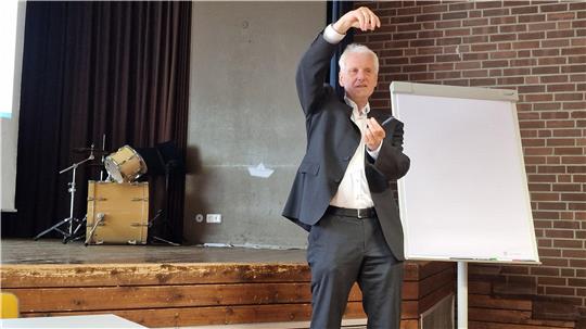 Claus Lämmerzahl erklärt den Schülern den „seltsamen Effekt der klassischen Mechanik“, anhand eines Mathieu-Pendels.