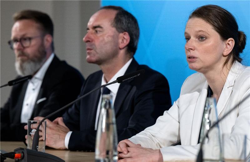Claus Ruhe Madsen (l-r), Hubert Aiwanger und Melanie Leonhard in Hohenkammer.