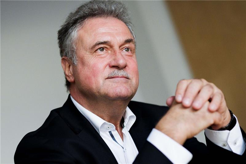 Claus Weselsky, Vorsitzender der Gewerkschaft Deutscher Lokomotivführer, fordert unter anderem eine Absenkung der Arbeitszeit für Schichtarbeiter von 38 auf 35 Wochenstunden bei vollem Lohnausgleich.