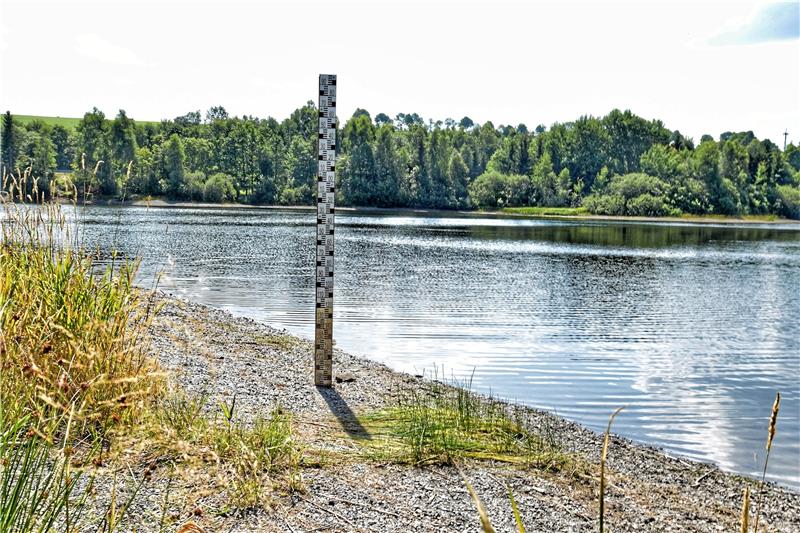 Clausthal-Zellerfeld: Beim Stadtweger Teich bei der Erbprinzentanne steht der Pegel-Messstab bereits gänzlich auf dem Trockenen. In manchen Gewässern lassen sich die Pegelstände schon gar nicht mehr ablesen. Archivfoto: Neumann