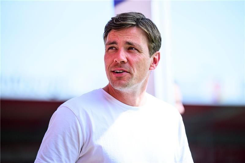 Clemens Fritz, Leiter des Lizenzbereiches bei Werder Bremen, steht vor dem Spiel im Stadion.