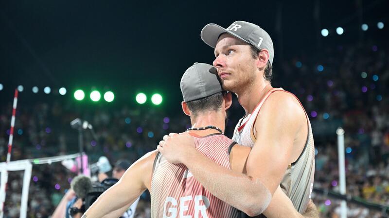 Schweden zu stark: Beach-Duo Ehlers/Wickler holt Silber Clemens Wickler (l) und Nils Ehlers zeigten sich enttäuscht über ihren Auftritt im Finale.