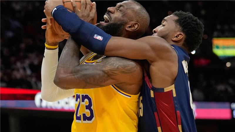 Cleveland Cavaliers-Los Angeles Lakers: LeBron James wird von Mitchell gefoult