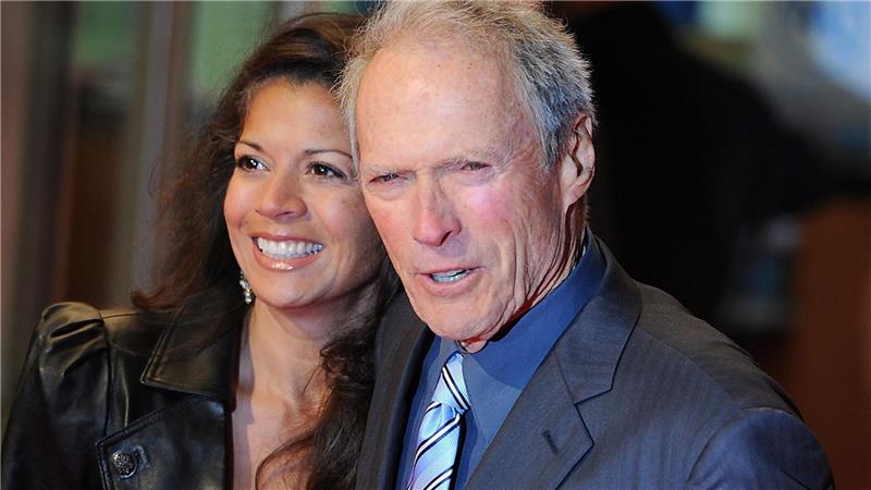 Rastlose Legende - Clint Eastwood wird 95 Clint Eastwood 2010 mit seiner damaligen Ehefrau Dina. Er ging zwei Ehen ein, beide wurden geschieden. (Archivfoto)