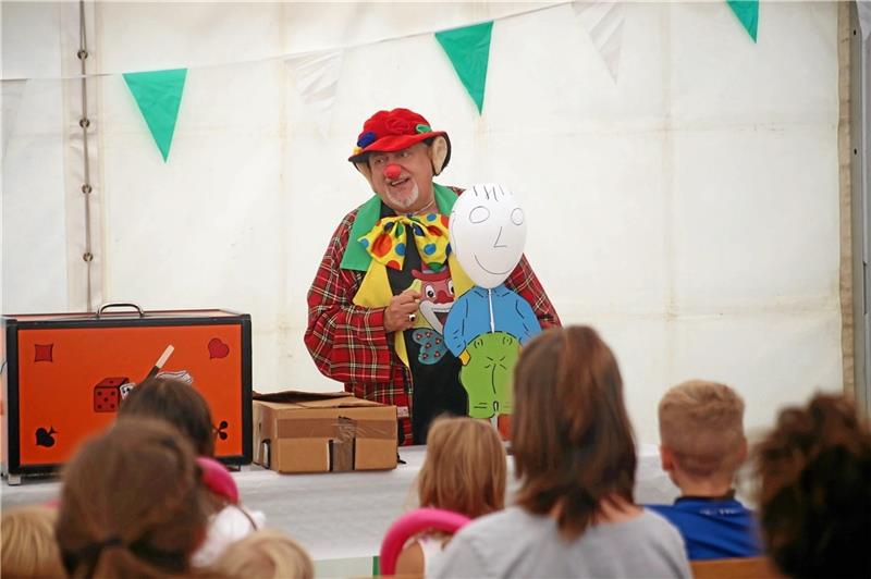 St. Andreasberg hat ein neues Königspaar Clown Figaro unterhielt am Samstagnachmittag die Kinder mit seinem Zauberprogramm im Festzelt.