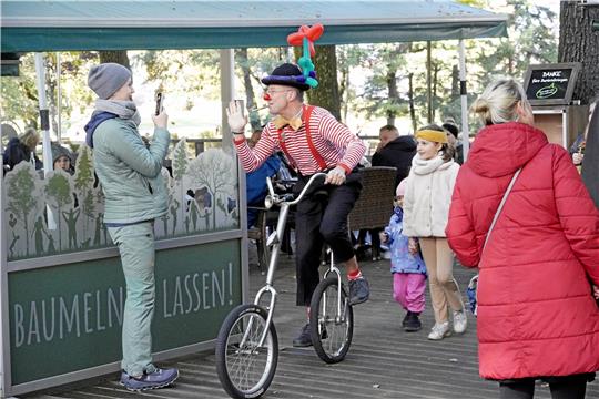 Clown Theo radelt durch die Besucherschar und wird gleich von Harz-Venture Chefin Eva Ronkainen-Kolb fotografiert. Foto: Schlegel