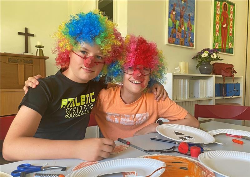 Andreasberger Gemeinde gestaltet Ferien-Programmn Clownsnasen, Tiergesichter und Kostüme werden selbst hergestellt. Foto: Nachtweyh